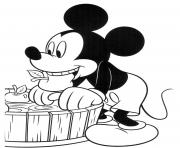 Printable Mickey Mouse and apples disney coloring pages